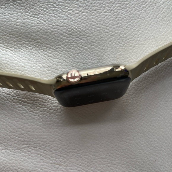 Apple Watch Series 6 GPS + Cellular, 44mm Gold Stainless Steel Case - no band - Picture 14 of 14